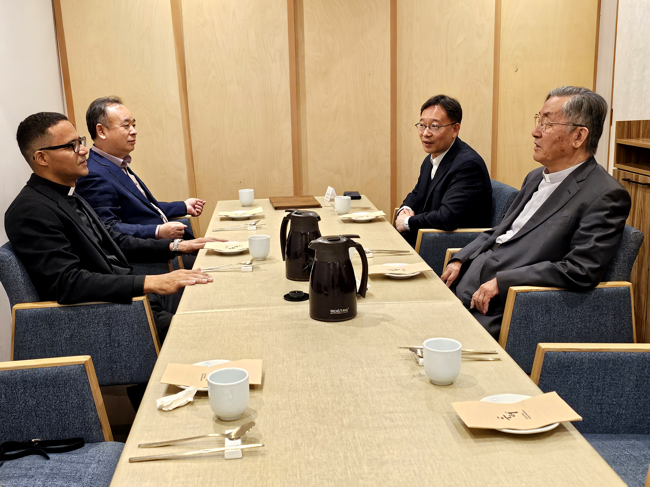 프란치스코 교황님의 강복장을 받고 기쁨에 넘친 점심식사, Msgr. Fernando Reis와 함께(두레 국립현대미술관서울관점, 2024.04.20)